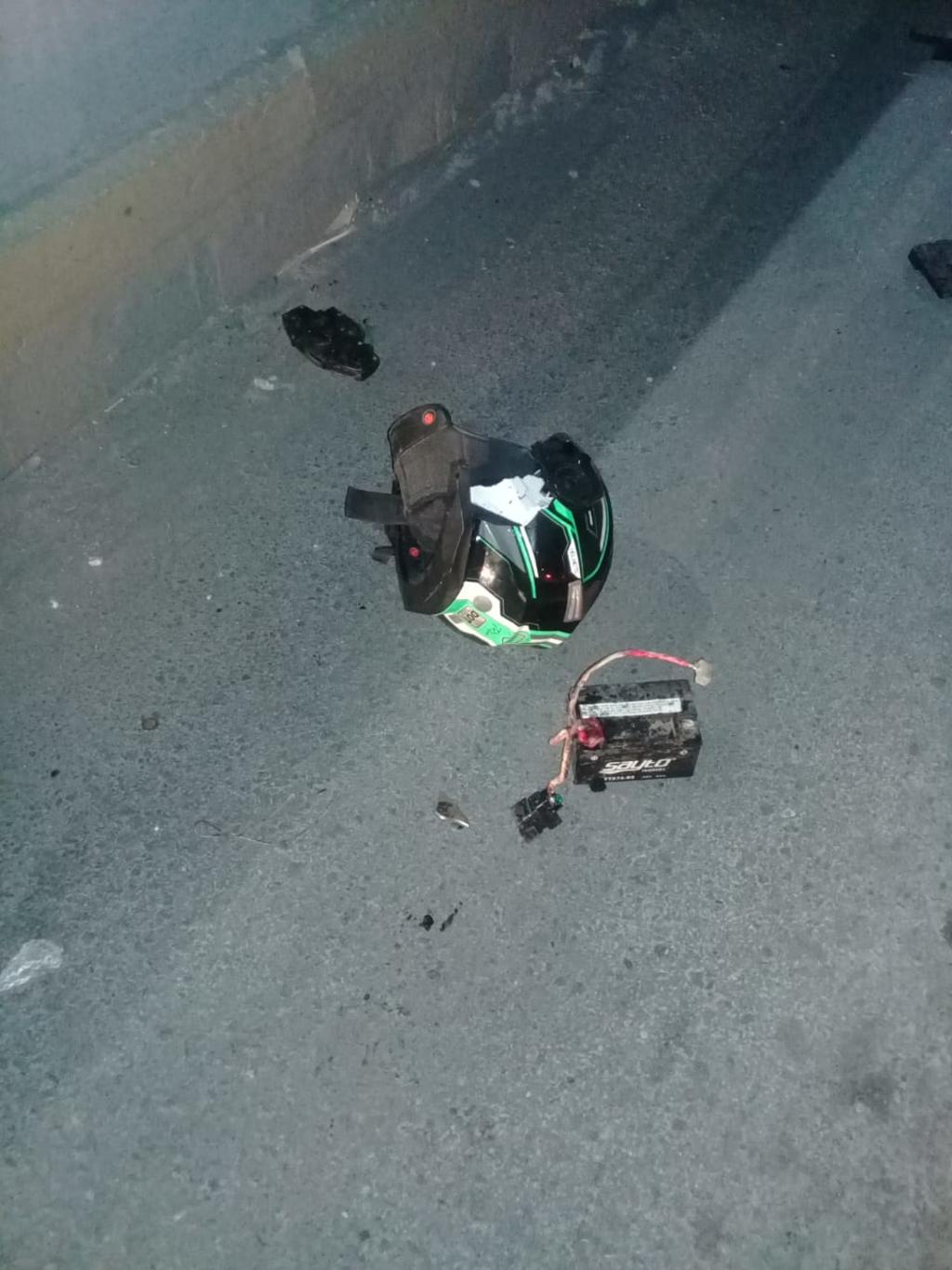 Muere motociclista al derrapar y chocar contra muro de concreto