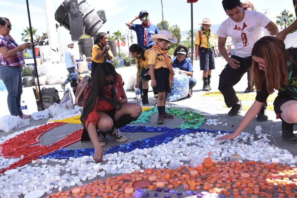 Esta campaña de recolección de tapitas continuará permanentemente, y cada año se realizará un evento como el de este sábado en la Plaza Principal de Monclova. (EL SIGLO COAHUILA)