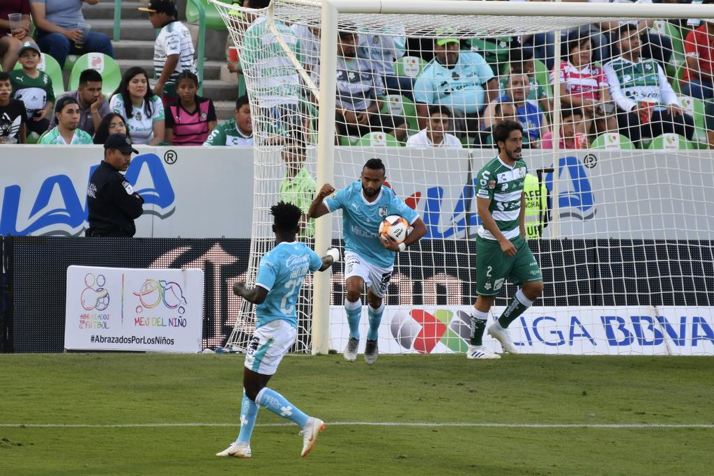 Gallos marca el primer gol por parte de Ake Loba. (Jorge Martínez)