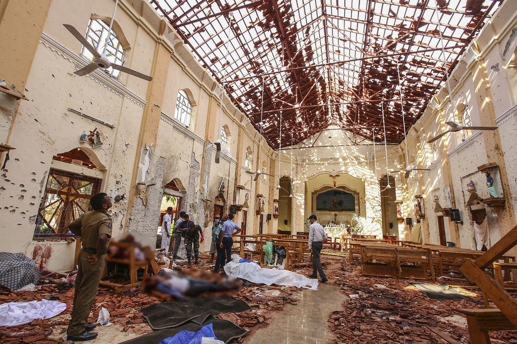 Varios cadáveres yacen en la iglesia de San Sebastián dañada por una explosión en Negombo, al norte de Colombo, Sri Lanka. (EFE y AP)