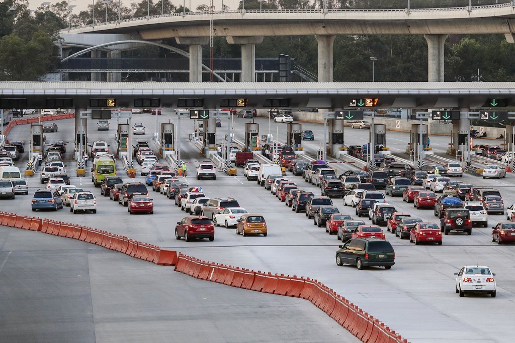 Cientos de automovilistas cruzaron la caseta México-Cuernavaca, luego de las vacaciones. (EL UNIVERSAL)