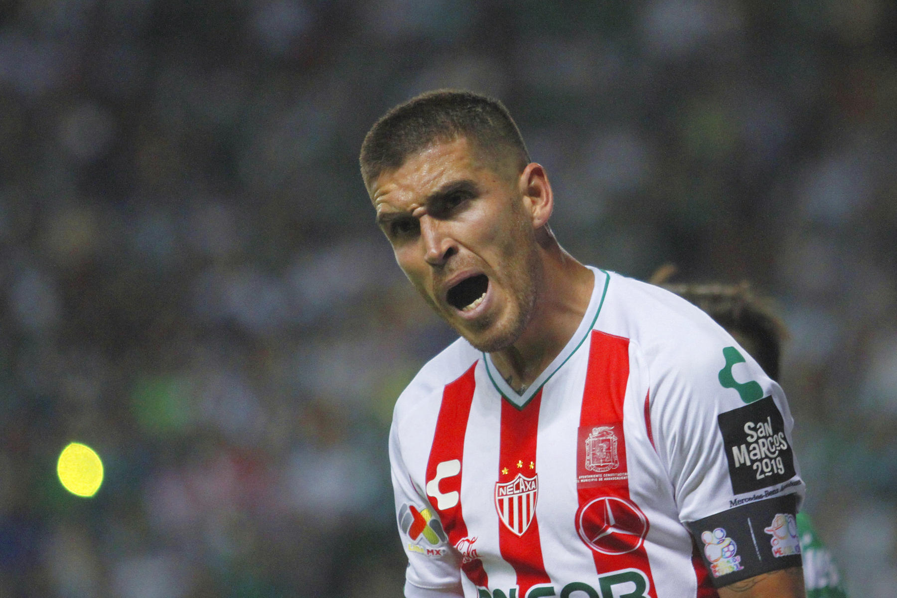 Villano. Ventura Alvarado salió expulsado al minuto 56 en el empate entre Necaxa y Tuzos. (Jam Media)