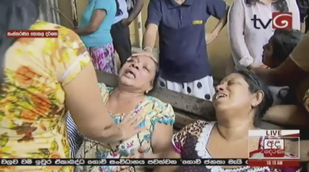 En esta imagen tomada de un video y proporcionada por Derena TV, mujeres expresan su dolor tras una explosión. (EFE y AP)