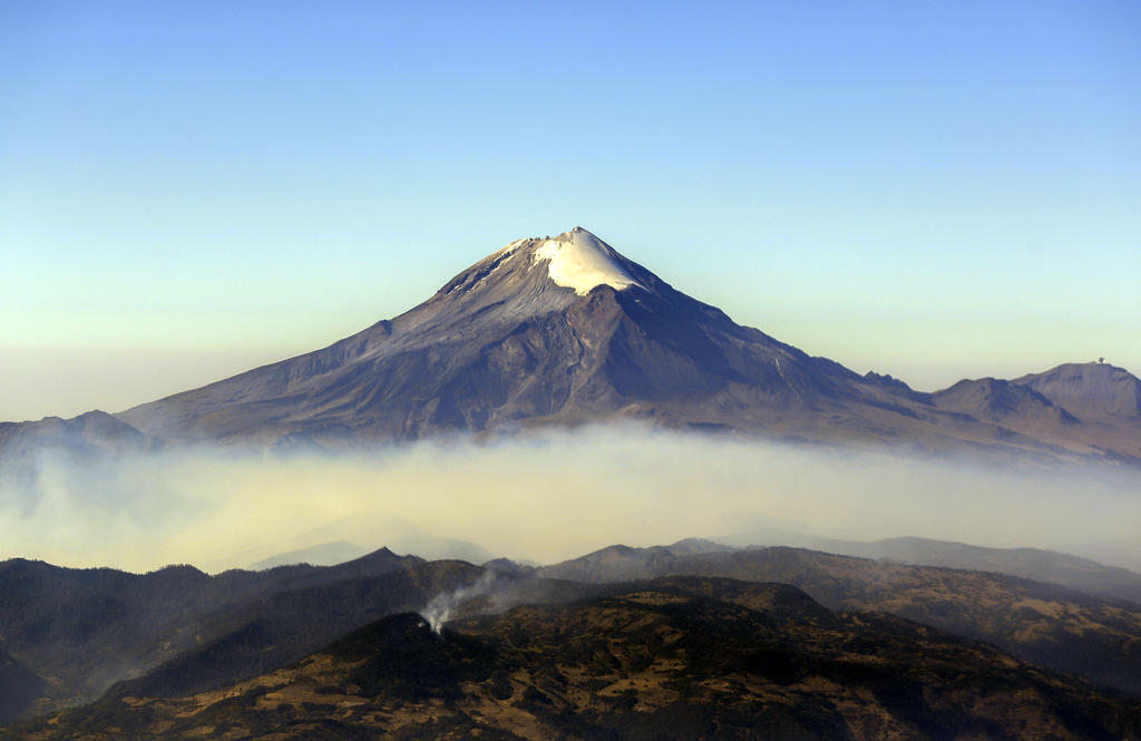La dependencia estatal resaltó que la Alerta Volcánica se mantiene en Amarillo Fase Tres, lo anterior, implica que está prohibido acercarse a menos de 12 kilómetros del coloso. (ARCHIVO)