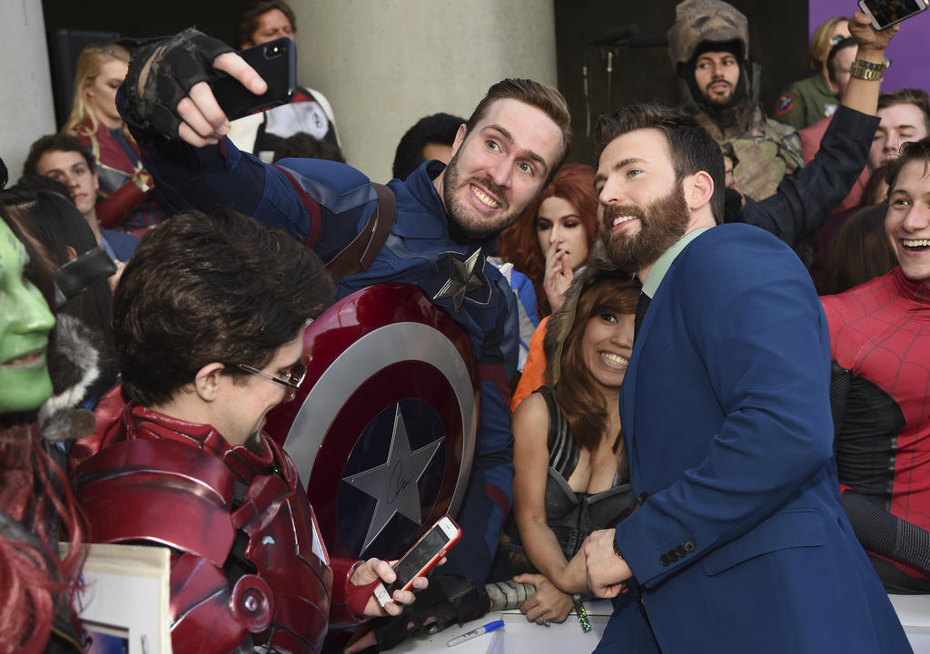 Así entre fotos del recuerdo y un sin fin de autógrafos estampados en pósters, hojas blancas, cuadernos e imágenes, los actores y directores dieron el banderazo de salida para que en cuatros días se estrene a nivel mundial 'Avengers: Endgame'. (AP)