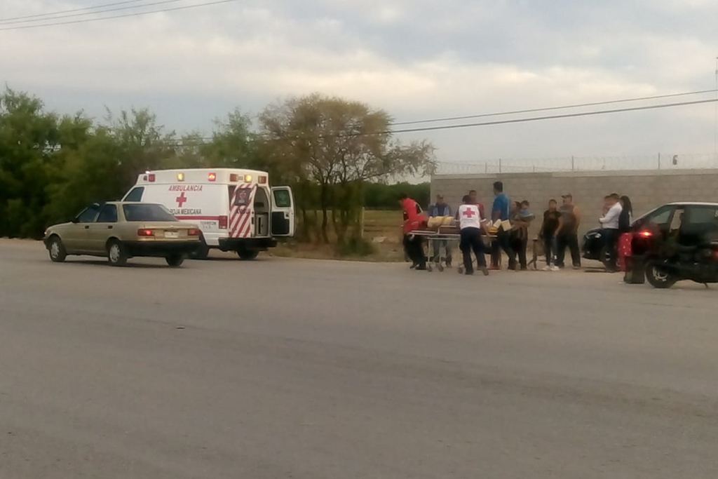 Pramédicos de la Cruz Roja arribaron al lugar para atender a la mujer lesionada, misma que fue llevada a un hospital.