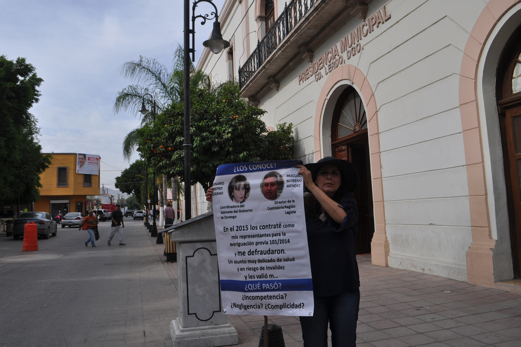 María Elena Alonso se manifestó a la entrada de la presidencia municipal de Lerdo en contra de funcionarios estatales.