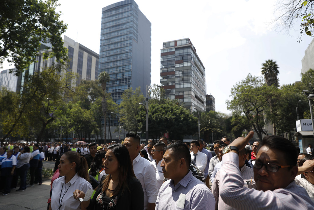 Trabajadores fueron evacuados de los edificios en Reforma. (AP)