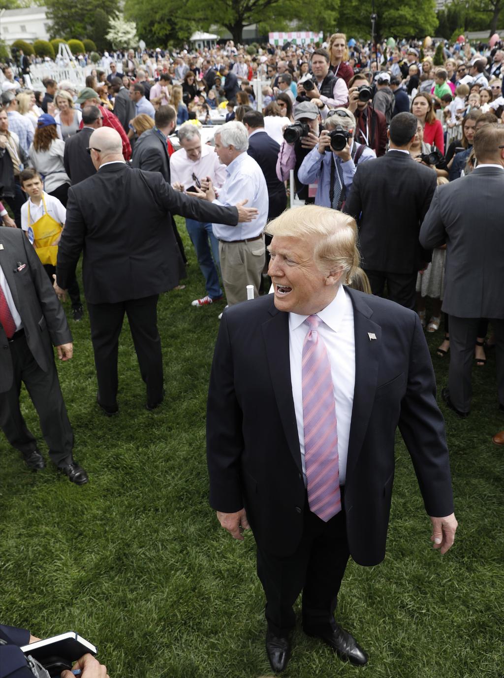 Donald Trump (Der.) saludó a los participantes que disfrutaron de la tradicional carrera del huevo en el jardín de Casa Blanca. (EFE)