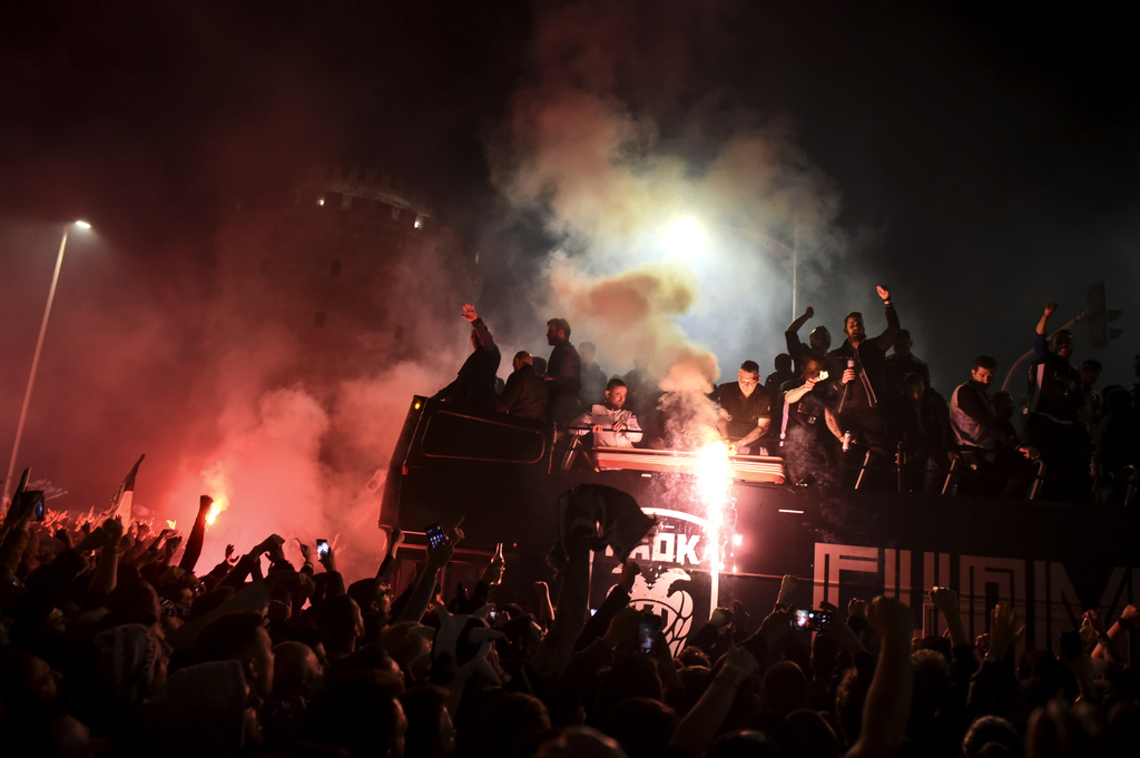 Aficionados del PAOK de Salónica salieron ayer a las calles para festejar con sus jugadores. (AP)