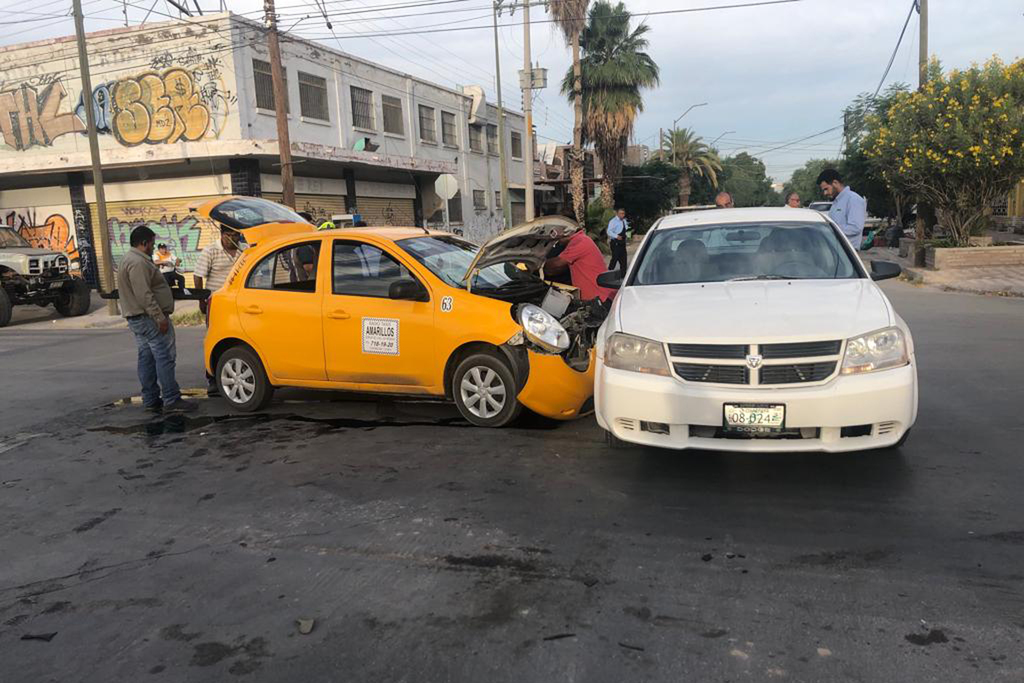 El accidente ocurrió en el cruce de la calle Francisco I. Madero y la avenida Aldama, en la zona centro de Torreón.