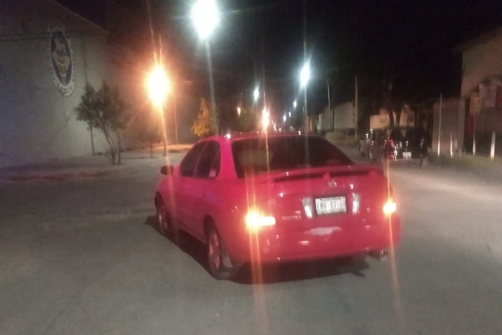 El vehículo Nissan Sentra de color rojo fue señalado como el responsable del accidente, ya que dio la vuelta sin precaución. (EL SIGLO DE TORREÓN) 