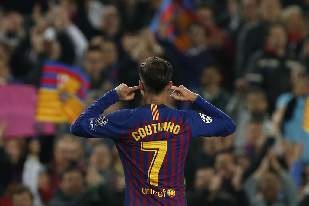 El brasileño Philippe Coutinho, del Barcelona, festeja luego de anotar el tercer gol de su equipo ante el Manchester United. (AP)