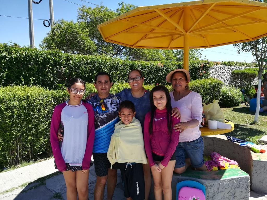 La familia Morales Lara y Morales Díaz es una de las que acudió a divertirse en las instalaciones de la Deportiva Torreón. (FERNANDO GONZÁLEZ)
