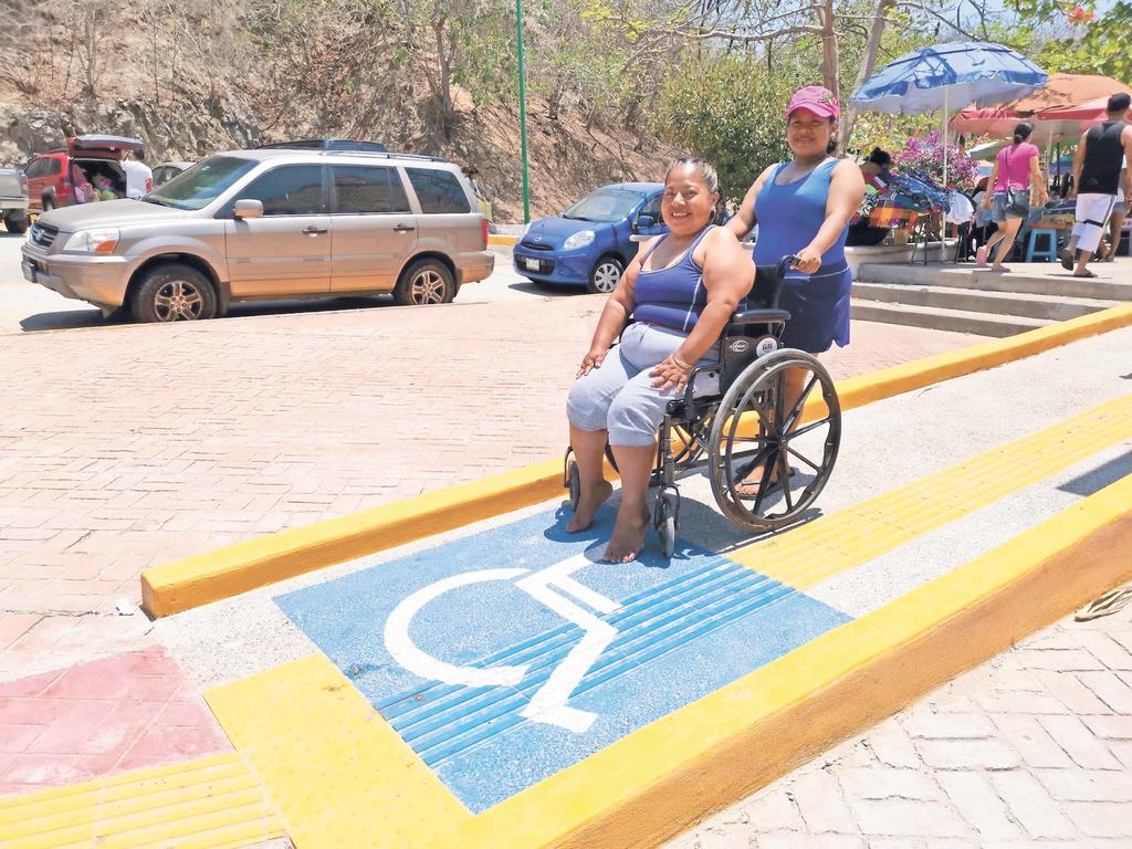 Carmelita Martínez Muñoz es otra de las beneficiarias y, como presidenta de la Organización de Personas con Discapacidad de Huatulco, lucha por mejorar las condiciones de vida de este sector. (EL UNIVERSAL)