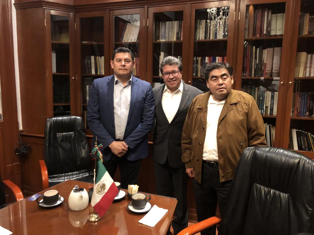 Luis Miguel Barbosa Huerta, candidato de la coalición Juntos Haremos Historia a la gubernatura de Puebla, se reunió con los senadores Alejandro Armenta Mier y Ricardo Monreal, por la unidad del partido Morena. (TWITTER)