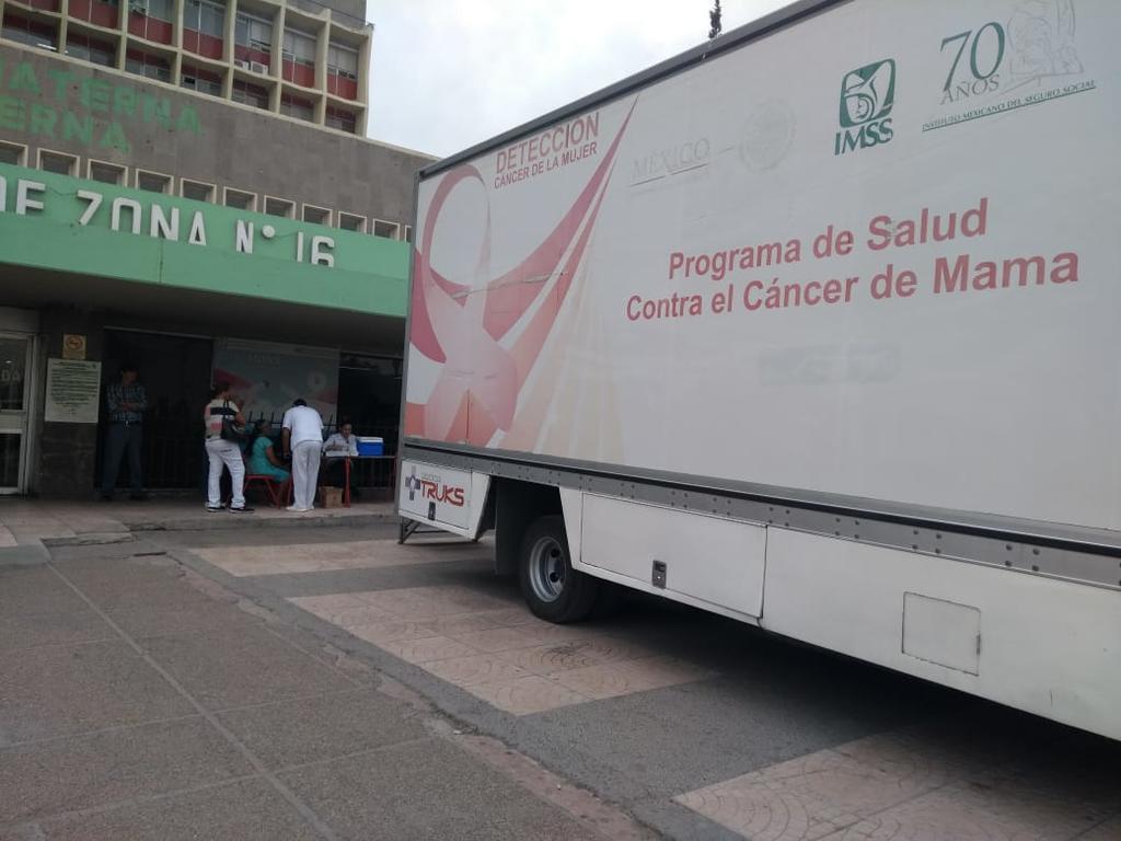 Desde las 09:00 horas acudió la unidad móvil de apoyo a las instalaciones de la clínica No. 16 del IMSS en Torreón. (EL SIGLO DE TORREÓN)