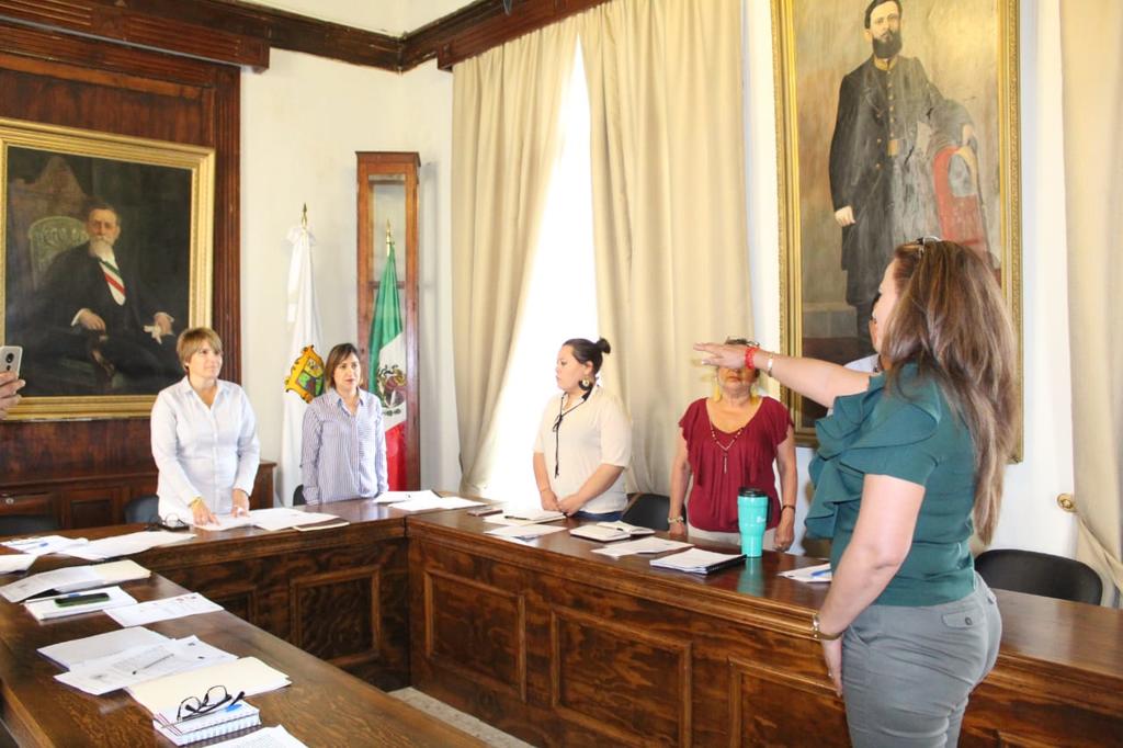 Este martes se realizó la décima sesión de Cabildo donde se tomó protesta a la nueva regidora, quien se comprometió a trabajar y velar por el bien del municipio y sus habitantes. (EL SIGLO COAHUILA)
