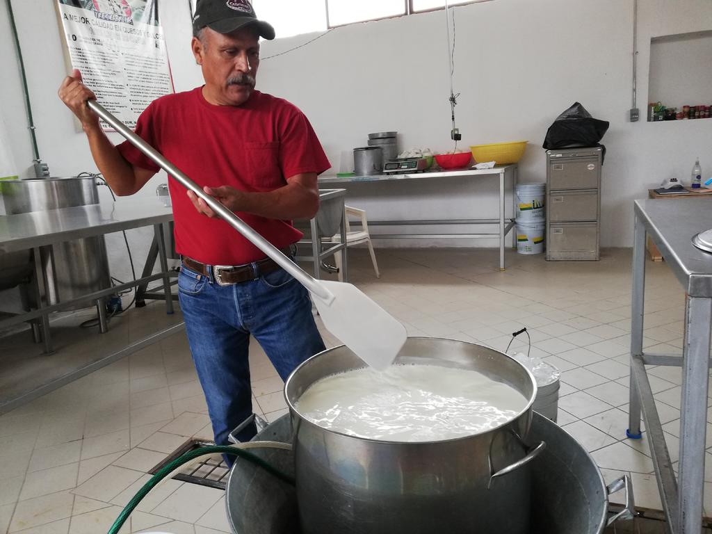 Indicó que pocos saben las ventajas y beneficios que trae el consumo de leche de cabra y sus derivados, por lo que la demanda no se ha logrado detonar en La Laguna. (EL SIGLO DE TORREÓN)