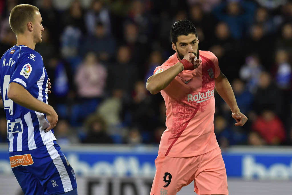 El uruguayo Luis Suárez, del Barcelona, festeja luego de anotar el segundo gol de su equipo ante el Alavés.