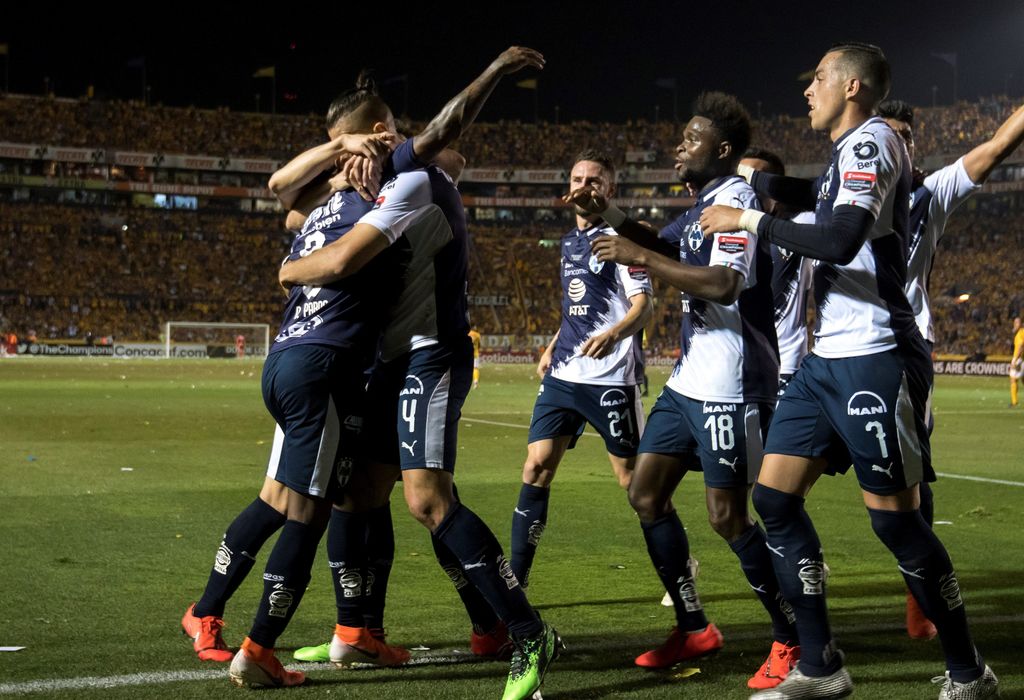 Los jugadores de Rayados de Monterrey festejan la única anotación ante Tigres, durante el partido correspondiente a la ida de la final de la Liga de Campeones de la Concacaf, en el estadio Universitario.