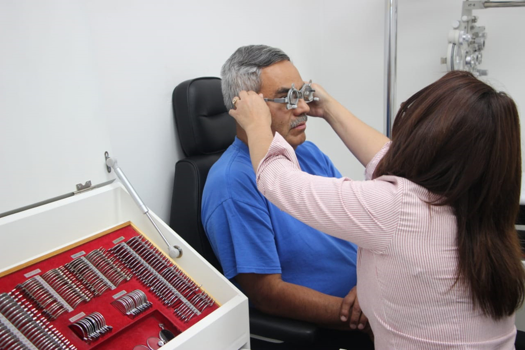 Ofrecen en DIF Torreón programa de apoyo a débiles visuales con acciones de optometría a bajo costo. (ROBERTO ITURRIAGA)