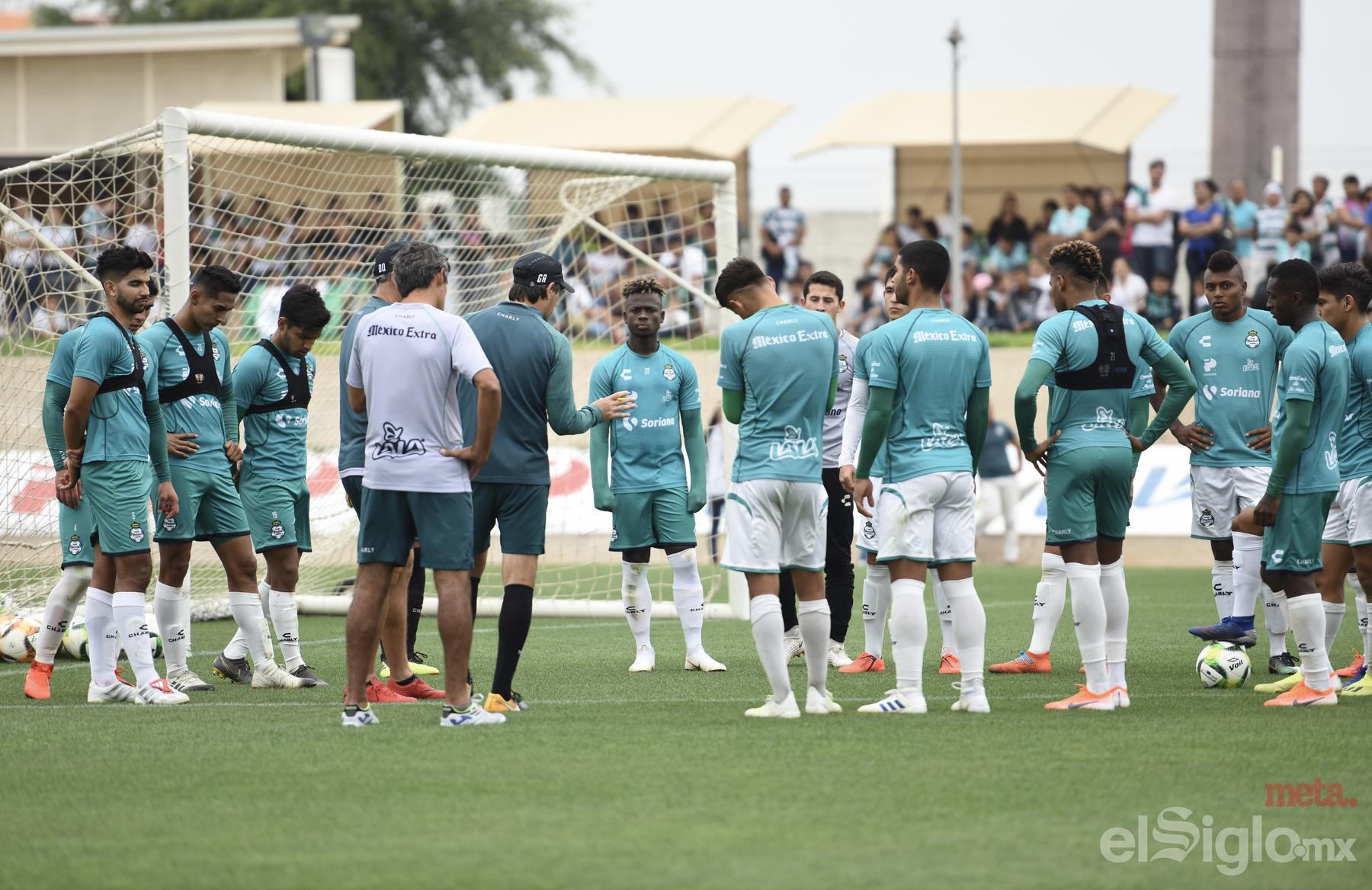 El director técnico uruguayo Guillermo Almada da indicaciones a sus jugadores durante la práctica. 