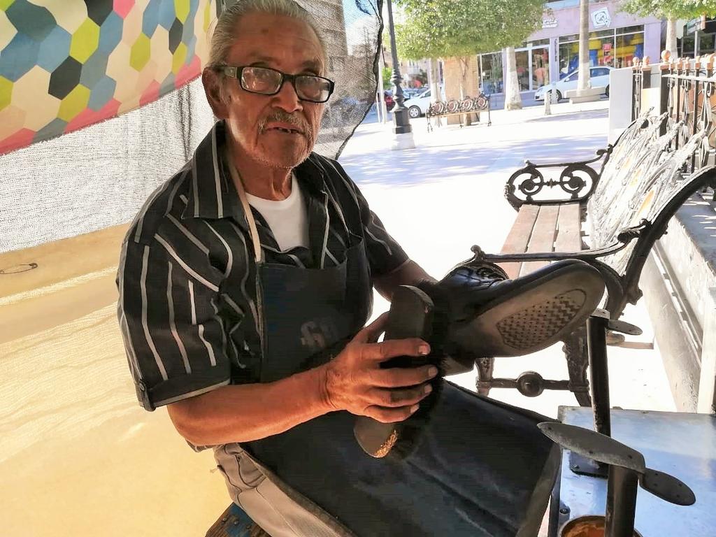 José Luis Galván Hernández continúa laborando como bolero a sus 73 años de edad. (FERNANDO GONZÁLEZ)