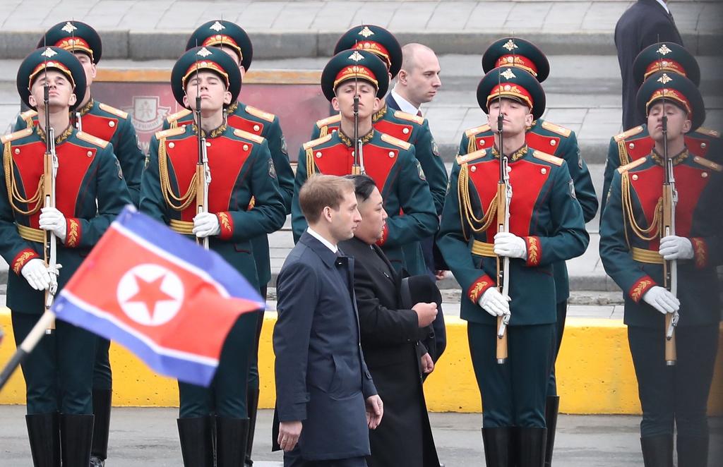 Fue recibido con honores militares en la víspera de su primera reunión con el presidente ruso, Vladímir Putin. (EFE)