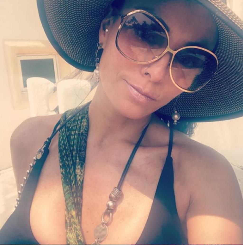 Ivonne Montero posa tomando el sol en bikini