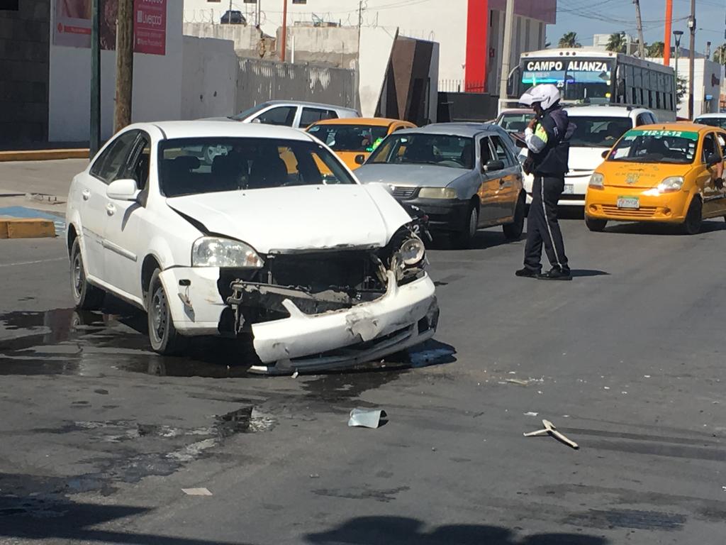 El choque ocurrió en la zona Centro de Torreón. (EL SIGLO DE TORREÓN) 