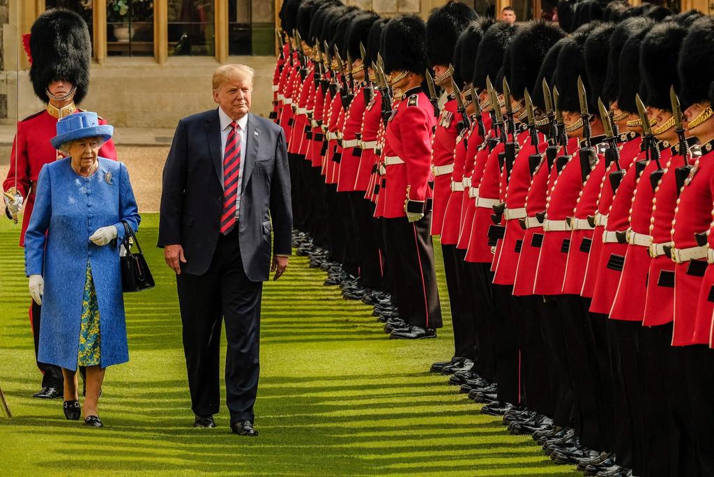 Sin embargo, el hecho de que la confusión viniera de Estados Unidos trascendió aún más al recordarse la primera vez que el presidente Trump viajó a Inglaterra en julio del año pasado para tomar el té con la reina y asistir a un desfile militar. (ARCHIVO)