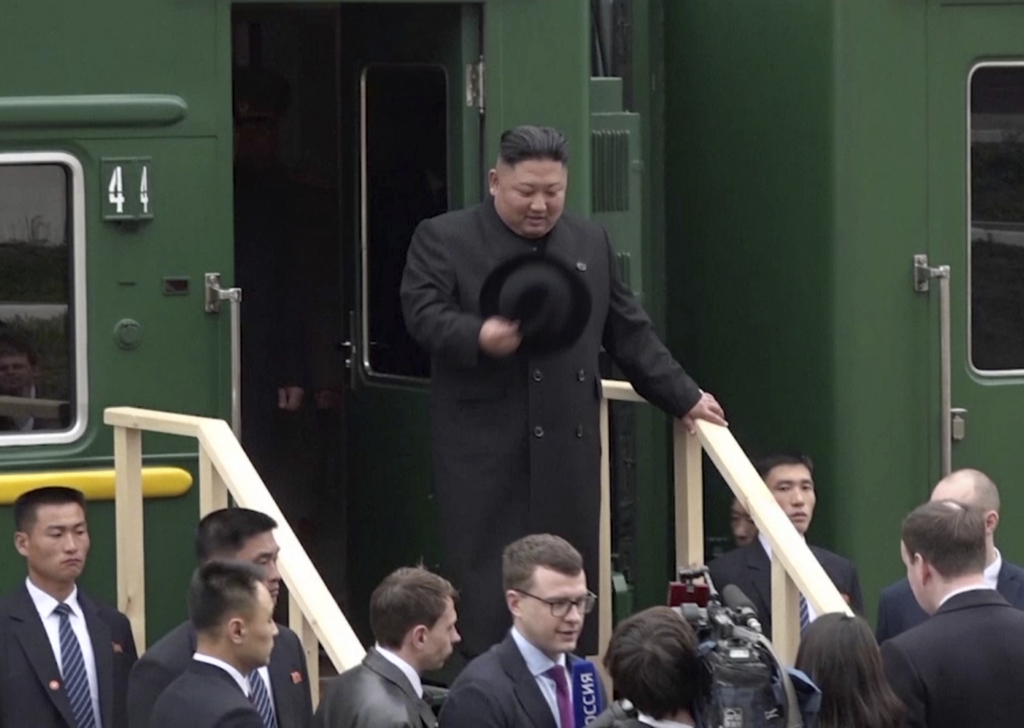 Kim Jong Un baja de un tren a su llegada a la estación de Khasan, en la región de Primorye, Rusia. (AP)