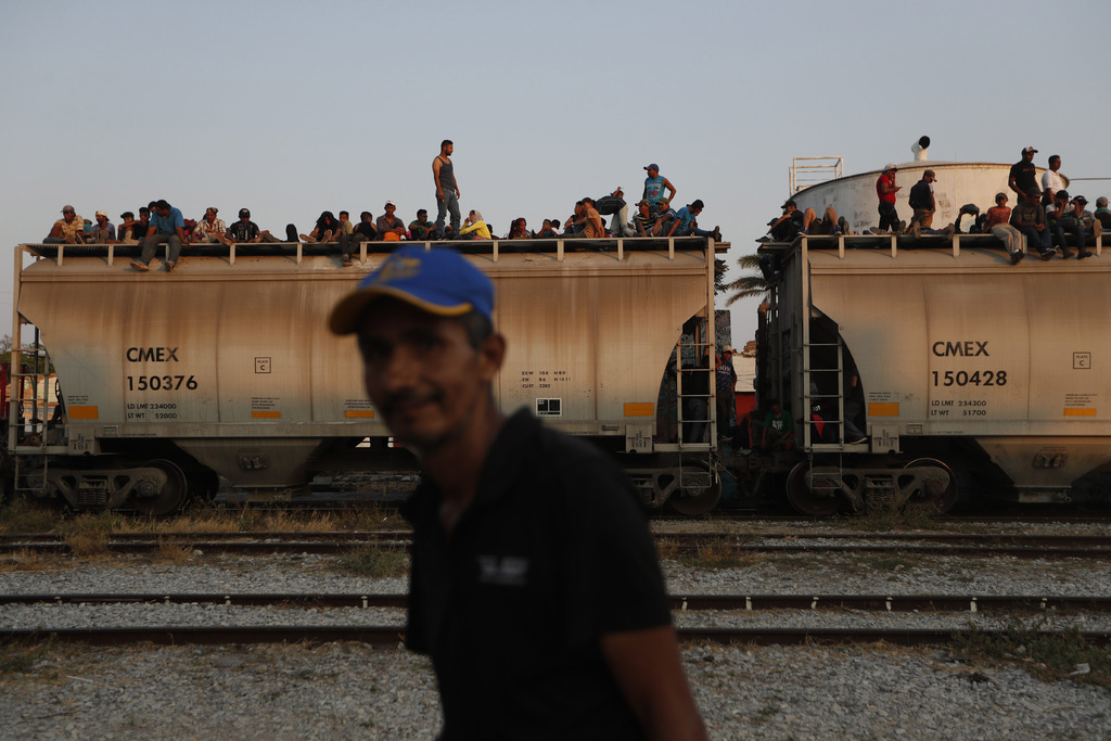 Migrantes centroamericanos van sobre 'La Bestia' con la intención de llegar a la frontera con EUA y evitar las redadas. (AP)