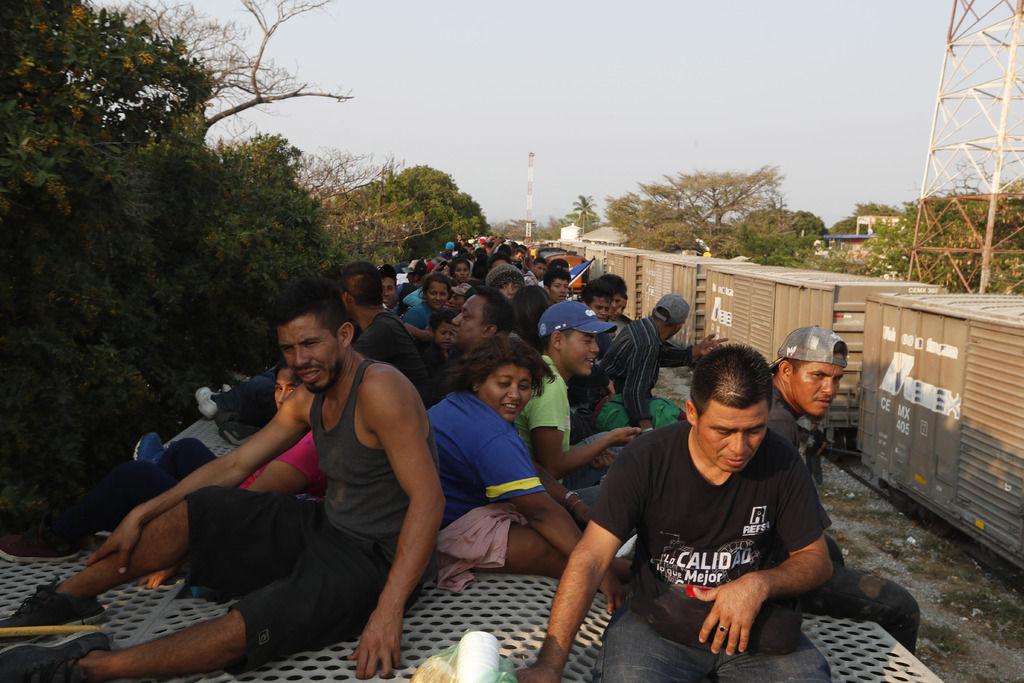 Cientos de migrantes centroamericanos decidieron subir al techo de los vagones y seguir su camino hacia la frontera. (AP)