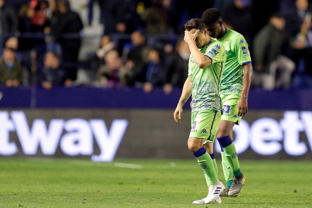 Andrés Guardado (i) se lamenta tras la finalización del partido donde Levante le ganó 4-0 al Betis.