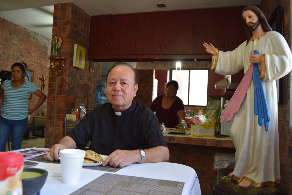 El padre Antonio Mata Jardón es quien se encarga de organizar la celebración desde hace aproximadamente 10 años. (MARY VÁZQUEZ)