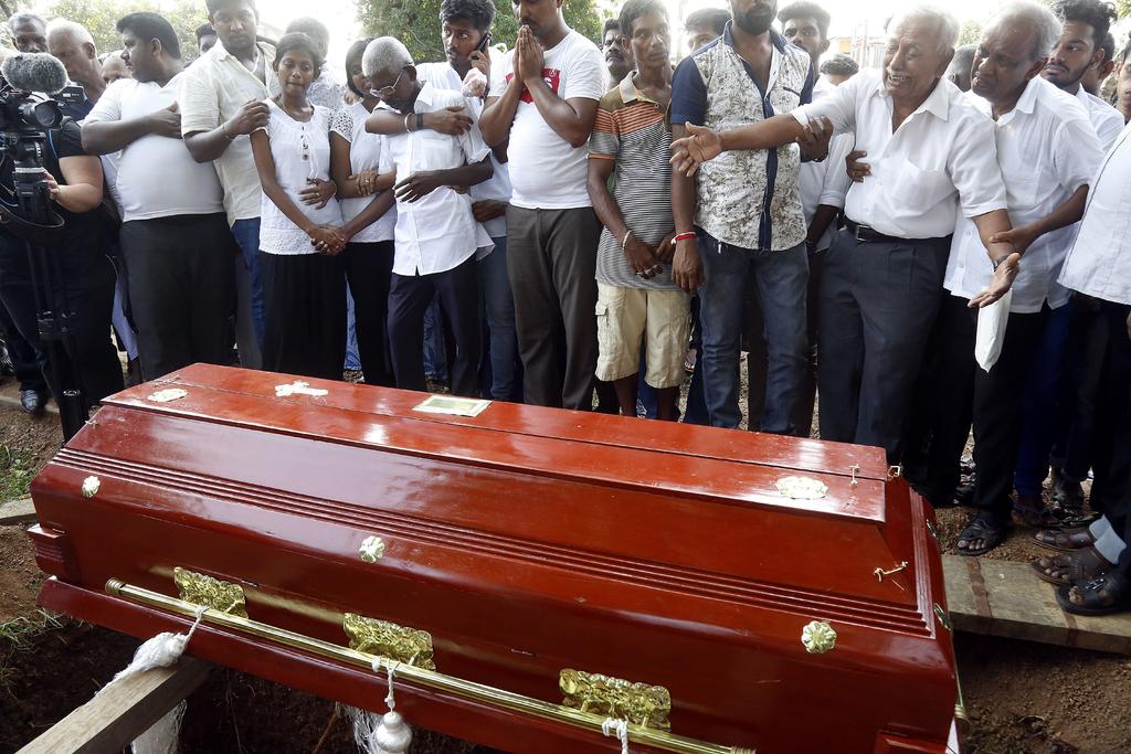 Amigos y familiares asistieron al entierro de una de las víctimas de los atentados en Colombo. (EFE)