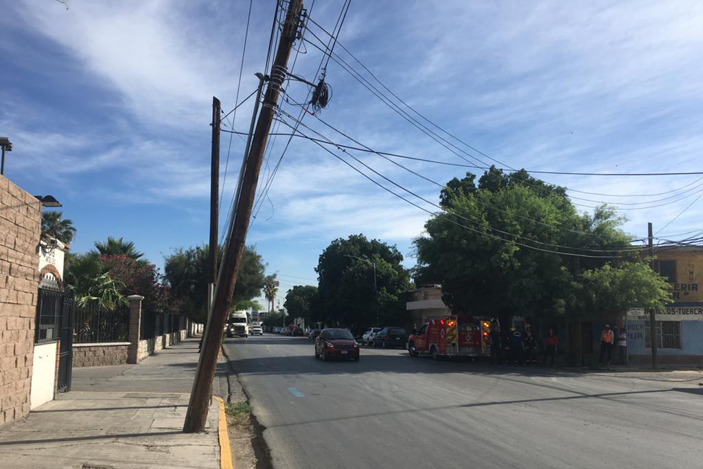 El personal de Bomberos de Torreón acudió al lugar para atender la emergencia. (EL SIGLO DE TORREÓN) 