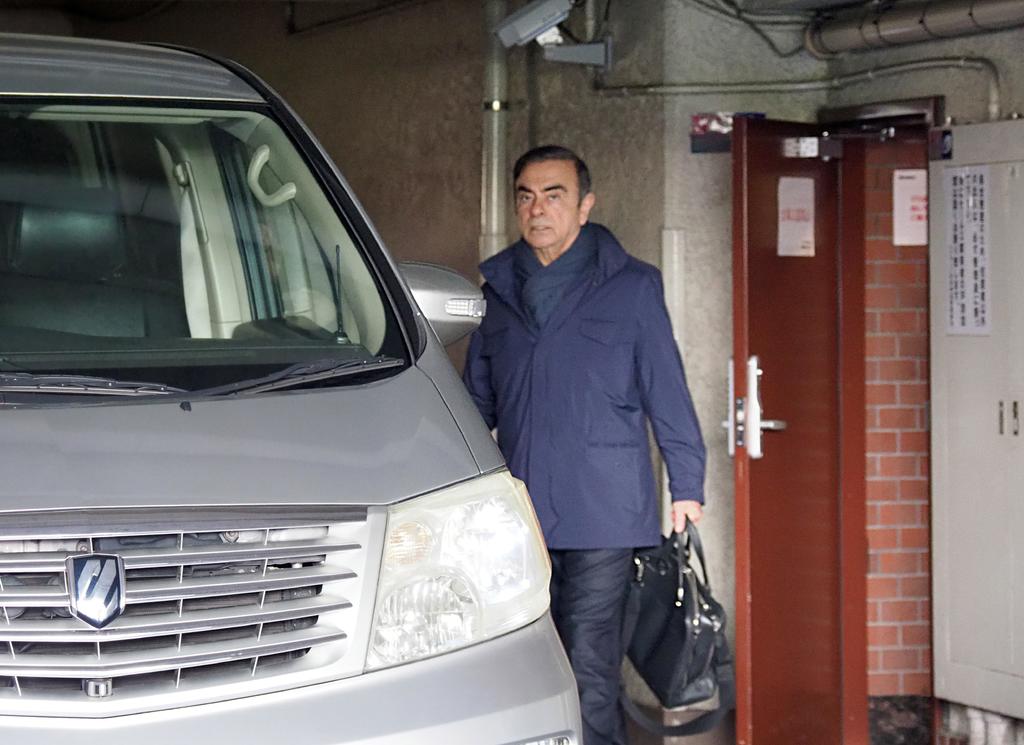 Ghosn, con traje oscuro y sin corbata, abandonó el centro de reclusión en el que estaba desde el pasado 4 de abril. (ARCHIVO)