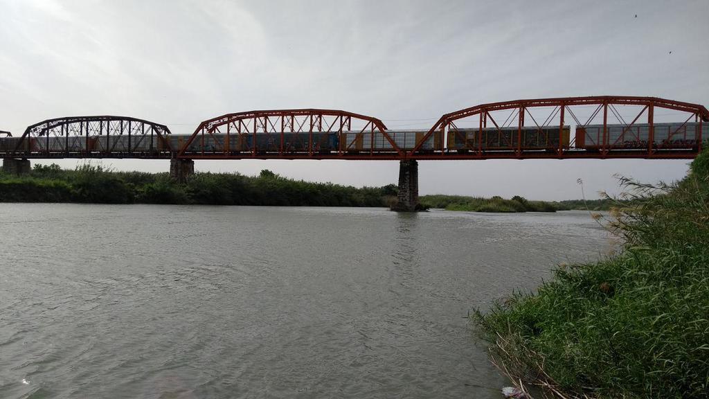 Desde hace algunas semanas aumentó el cauce del afluente internacional, debido al trasvase que se realiza de la presa La Amistad en Ciudad Acuña hacia la presa Falcón en Tamaulipas.