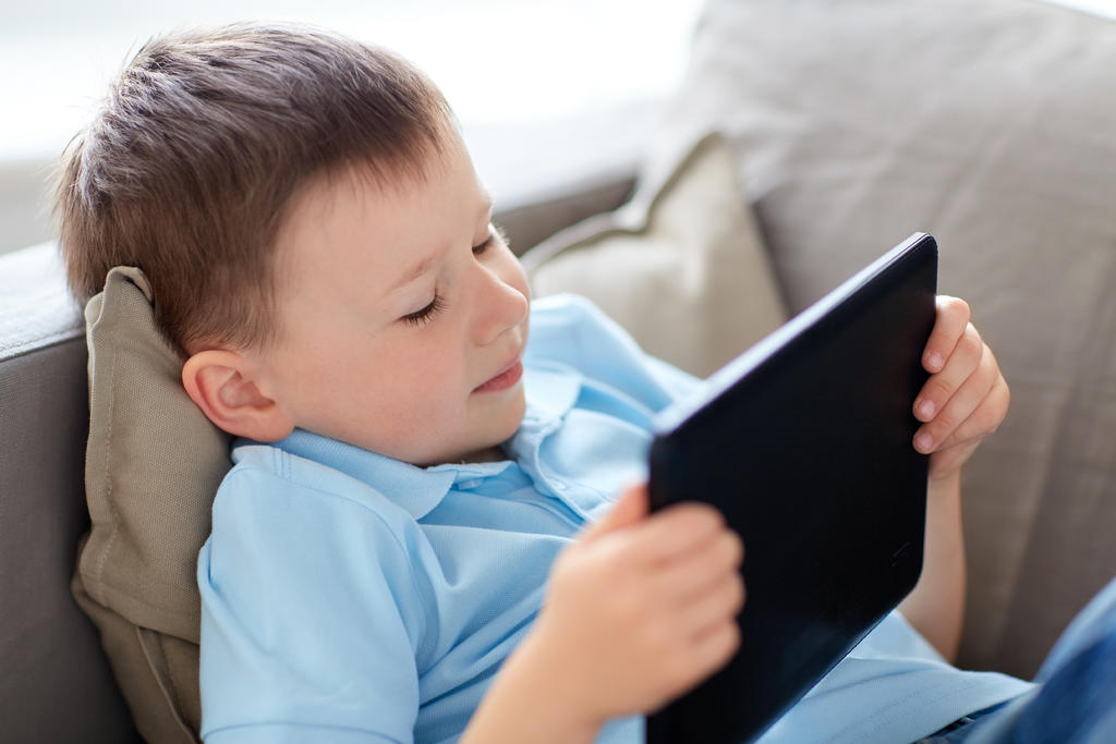 La Organización Mundial de la Salud (OMS) recomendó que los niños deben evitar el uso excesivo de pantallas electrónicas, o estar sentados mucho tiempo frente al televisor. (ARCHIVO)