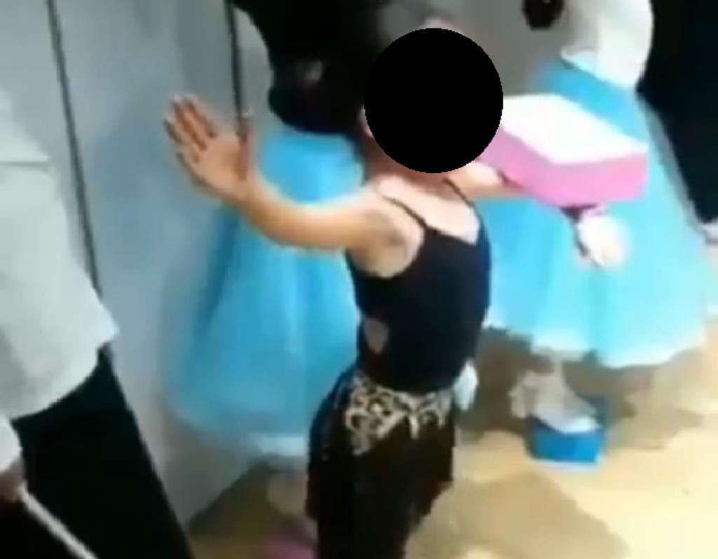 En el clip se ve a la pequeña ser golpeada con una vara (INTERNET) 