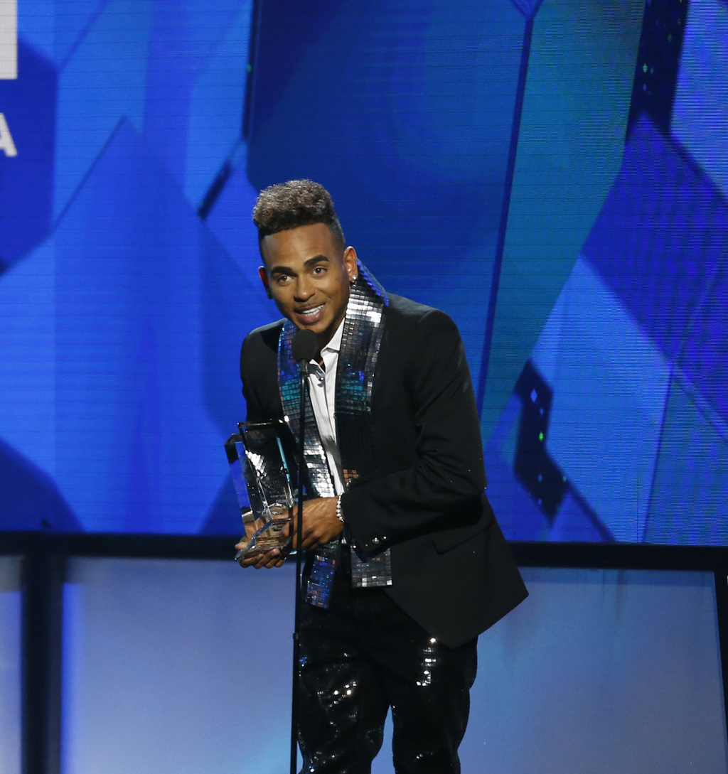 Ganador. El cantante de reggaetón y trap, Ozuna, recibe el premio artista Latin Rhythm del año solista en los Premios Billboard. (ESPECIAL)