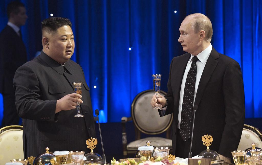 El presidente ruso, Vladímir Putin (Der.), y el líder norcoreano, Kim Jong-un, asistieron a una recepción tras la cumbre que celebraron ayer en el campus de la Universidad Federal del Lejano Oriente, en la isla de Russki, Vladivostok. (EFE)
