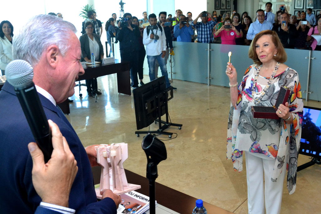 El cabildo de Torreón reconoció la trayectoria de 'Kena' Moreno, quien hace 50 años fundó los CIJ a nivel nacional. (CORTESÍA)