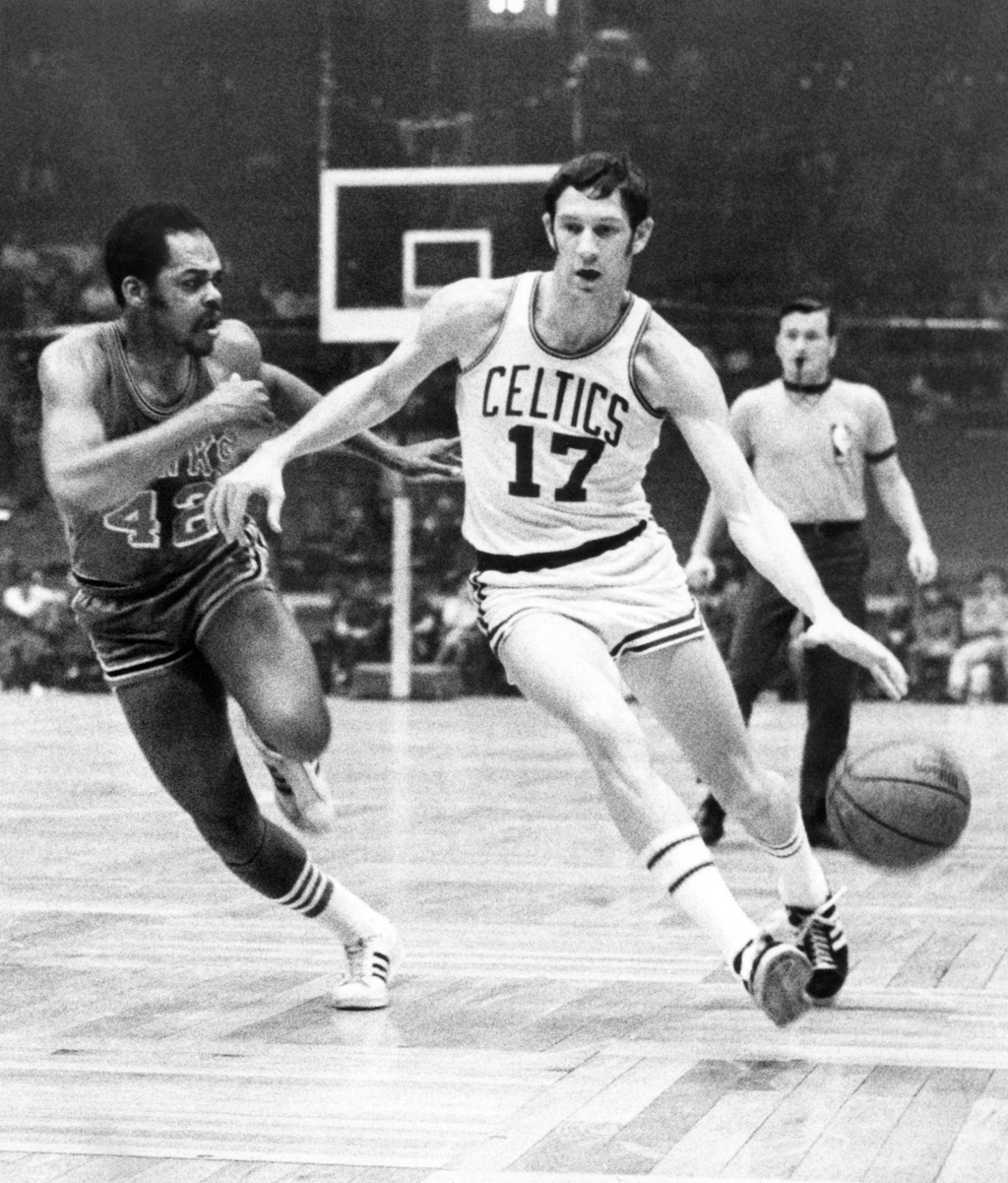 En esta imagen del 8 de enero de 1970, John Havlicek, de los Celtics de Boston, es defendido por Walt Hazzard de los Hawks de Atlanta.