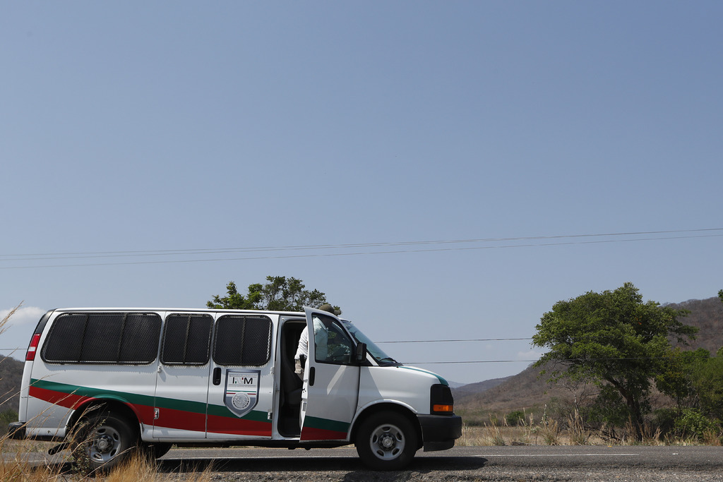 Agentes del Instituto Nacional deMigración se encuentran a la espera del paso de migrantes por las carreteras de Chiapas. (AGENCIAS)
