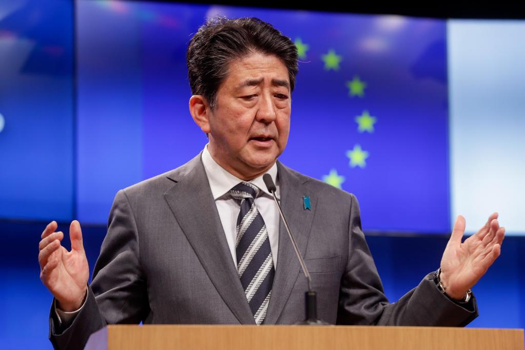 Shinzo Abe, primer ministro de Japón, en rueda de prensa dice que su país y la Unión Europea respaldan el multilateralismo. (EFE)