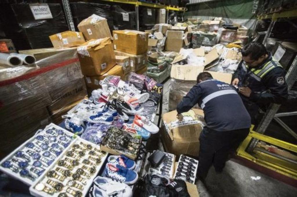 Decomisa la Administración General de Aduanas en el AICM unas 47 toneladas de mercancía apócrifa.(ARCHIVO)  